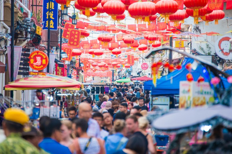 A lot of people in the Jonker Street in the Chinatown