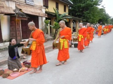 ตักบาตรข้าวเหนียว