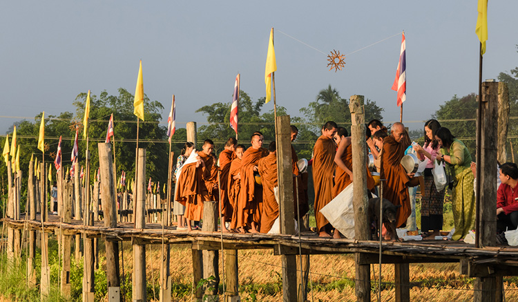 06-ตื่นเช้าใส่บาตรที่สะพานซูตองเป้-01