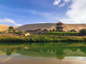 1-ทะเลสาบพระจันทร์เสี้ยว-Crescent-Lake-2 ทะเลทรายโกบี