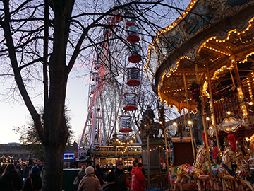 1.Edinburgh-Christmas-Market-2