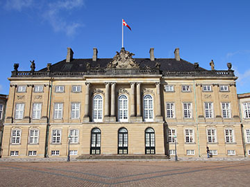 10.Amalienborg-Palace-2.jpg