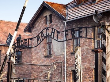 2.Auschwitz-Concentration-Camp-2