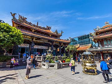 2.Lungshan-Temple-2.jpg