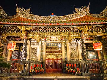 2.Lungshan-Temple-3.jpg