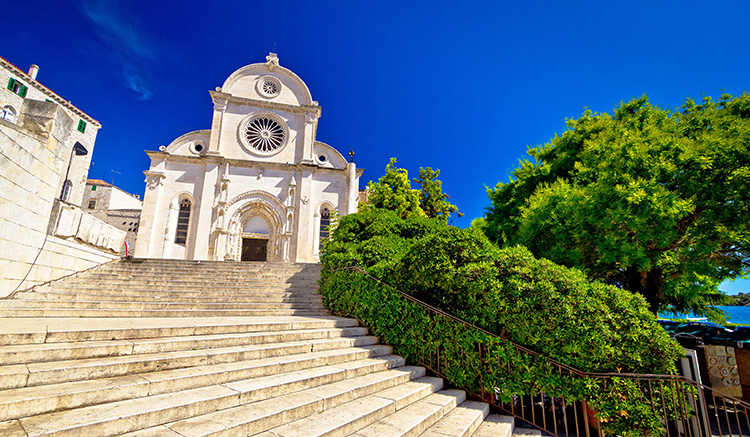 2.มหาวิหารเซนต์เจมส์-Cathedral-of-St.-James-1