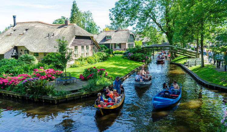 4. หมู่บ้านกีธูร์น (Giethoorn) ประเทศเนเธอแลนด์