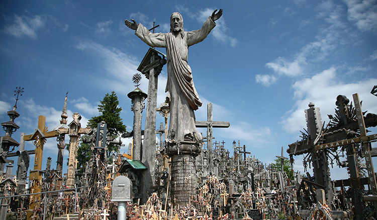 4.เนินสุสานไม้กางเขน-Hill-of-Crosses-2