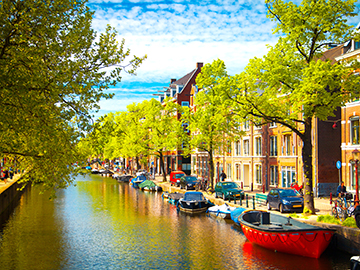 5.Canals-of-Amsterdam-2
