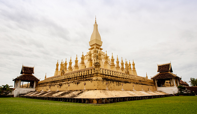 6.วัดพระธาตุหลวง-ประเทศลาว-1.jpg