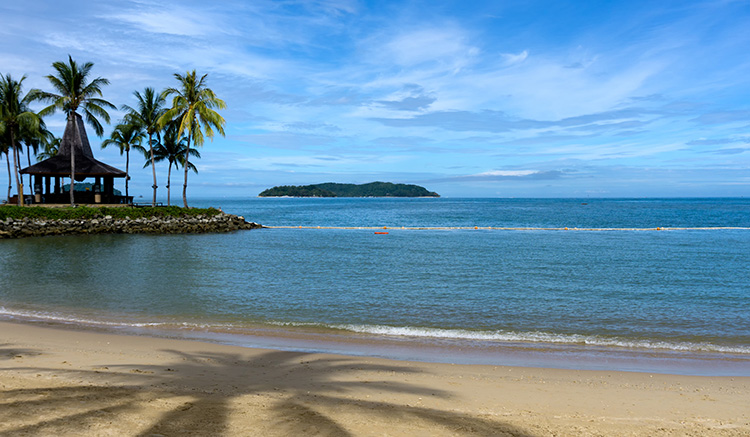 6.เล่นน้ำทะเลที่ชายหาดตันจุง-อารู-1.jpg