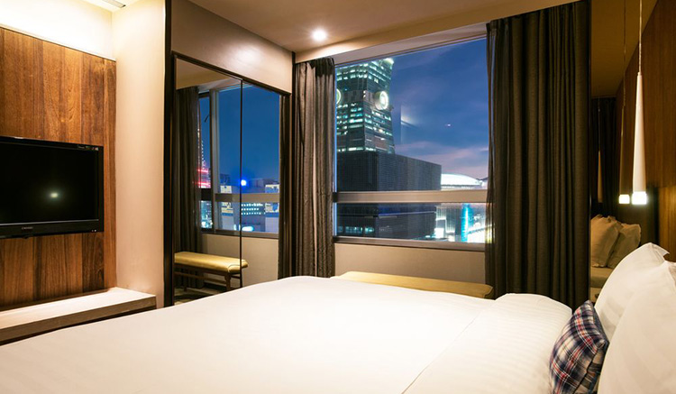 8. โรงแรมโฮม 1