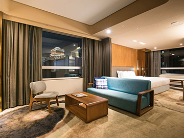 8. โรงแรมโฮม 2