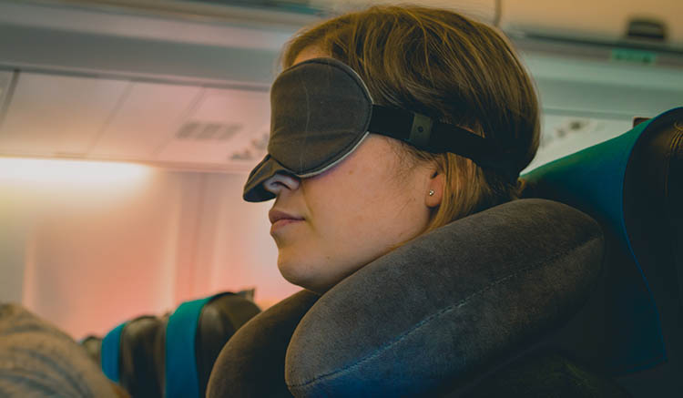 9.ทริคการนอนหลับบนเครื่องบิน.jpg