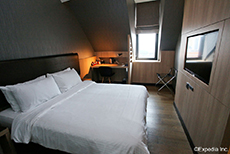 Aqueen Jalan Besar Hotel-1