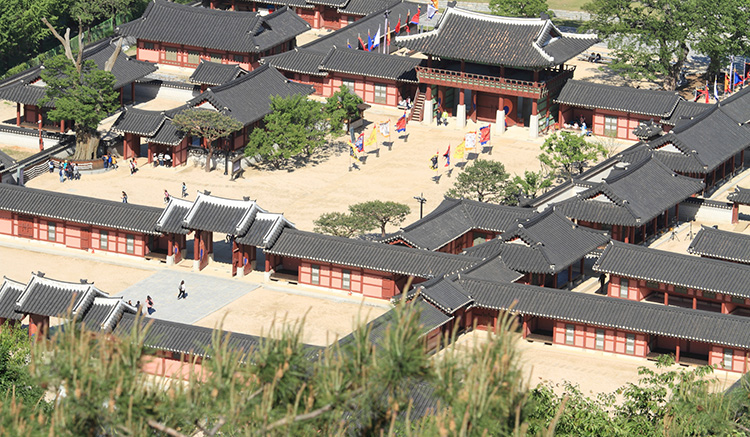 Hwaseong-Haenggung-Palace-1.jpg