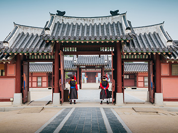 Hwaseong-Haenggung-Palace-2.jpg