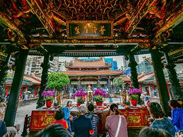 Lungshan-Temple-2-1.jpg