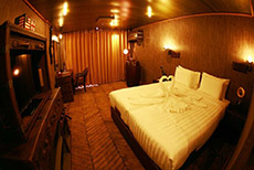 Vintage Luxury Yacht Hotel (2)