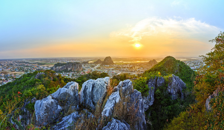 ภูเขาหินอ่อน (Marble Mountains) 