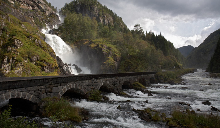 5. น้ำตกฟอสเซ่น (Latefossen)