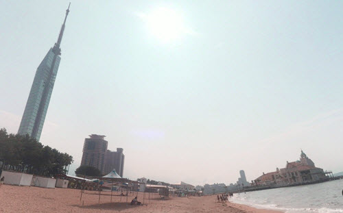 สวนสาธารณะริมทะเลโมโมชิ (Momochi Seaside Park)